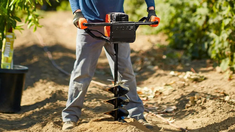 Harbor Freight's Atlas 80V cordless auger in use