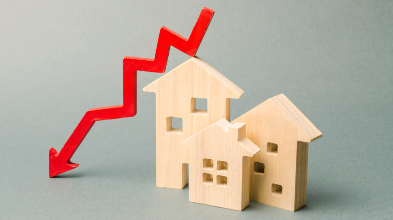wooden homes with red arrow