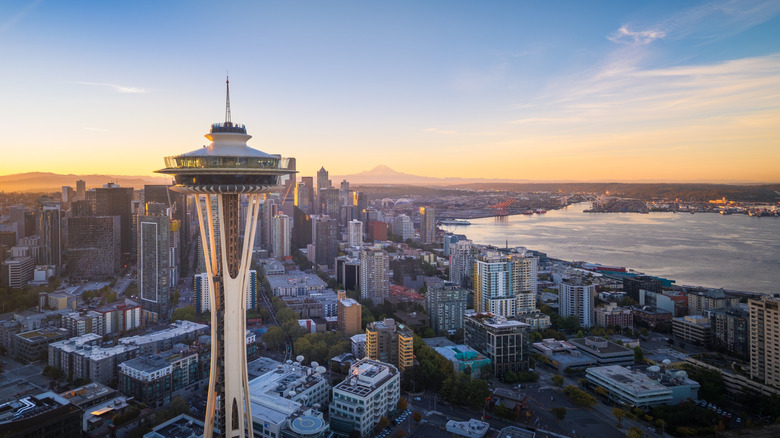 Skyline view of Seattle, Washington as the sunsets, the Space Needle in the foreground with Mount Rainier in the background