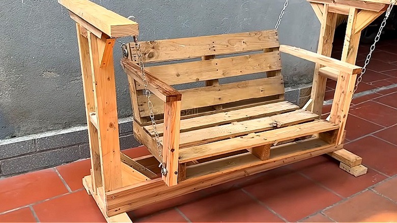 A garden swing made with wood pallets