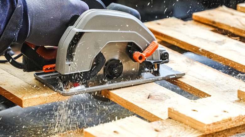 Cutting through pallets with a circular saw