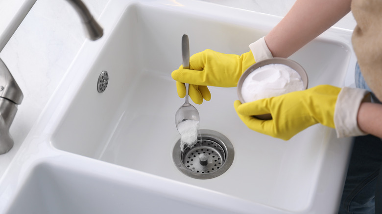 cleaning kitchen sink drain with baking soda and vinegar