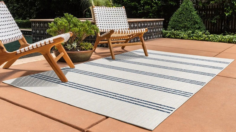 outdoor rug with lounge chairs