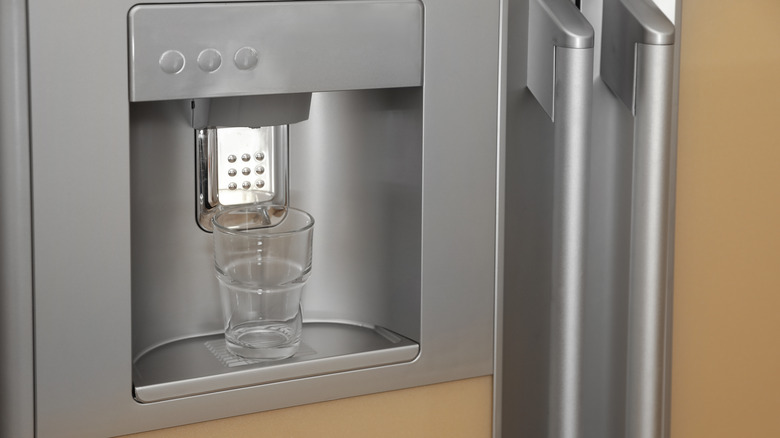 Fridge water dispenser