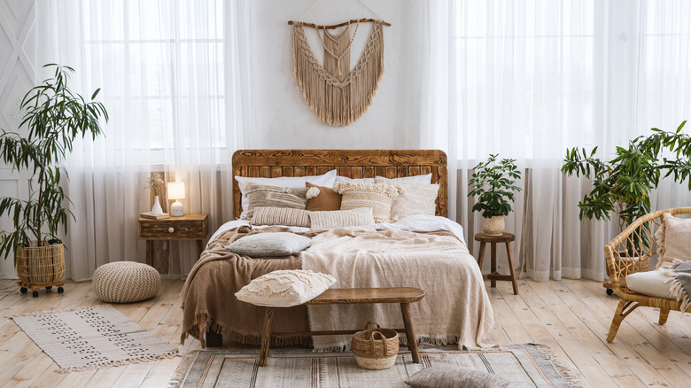 boho bedroom with plants