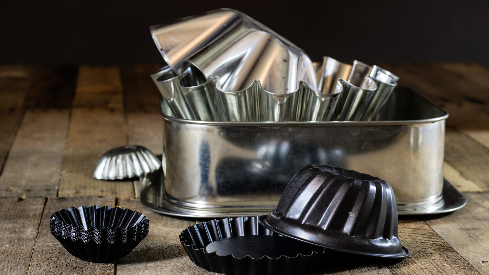 Here's How To Properly Remove Those Pesky Stains From Your Bakeware