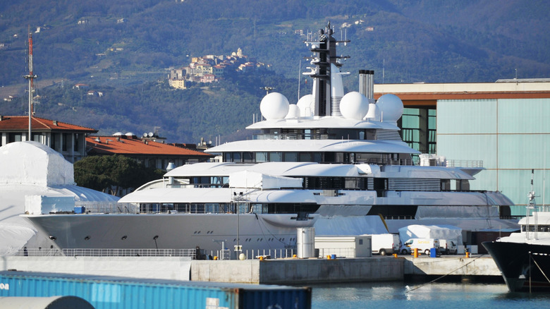 Closeup of Vladimir Putin's superyacht