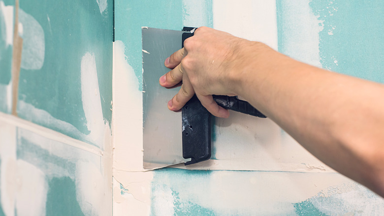 Hand spackling wall
