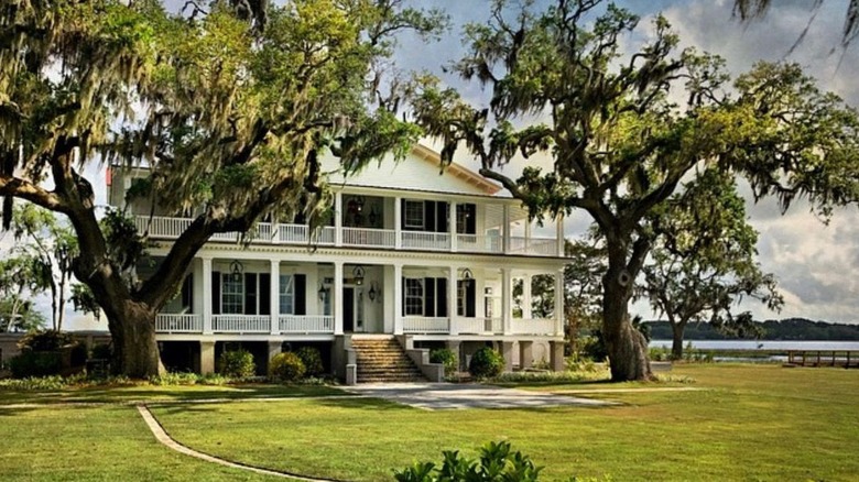 Front exterior of Tidalholm mansion