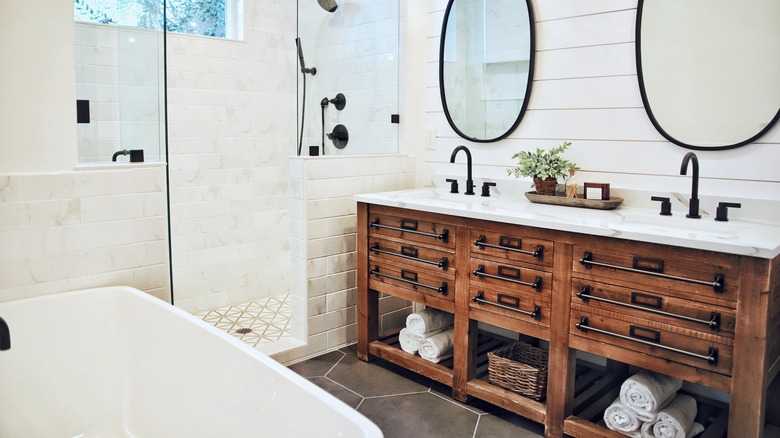 Bathroom with terracotta floor