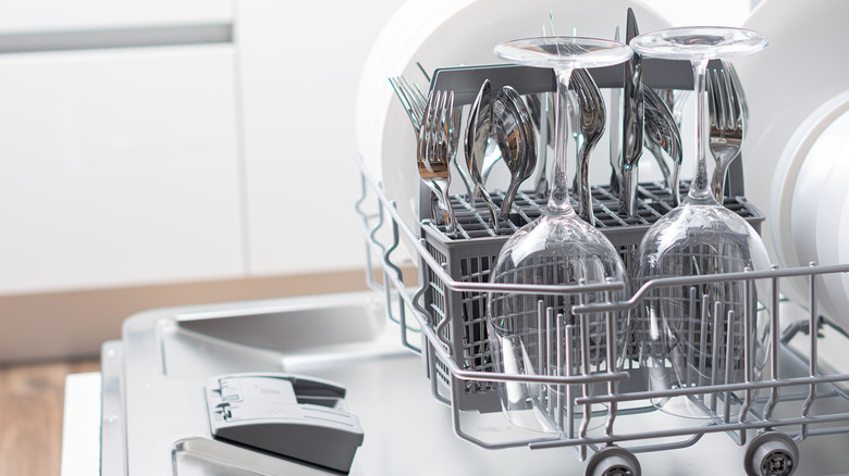 Dishwasher rack with wine glasses