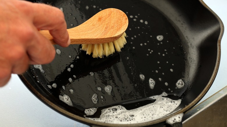 Hand scrubbing pan with brush