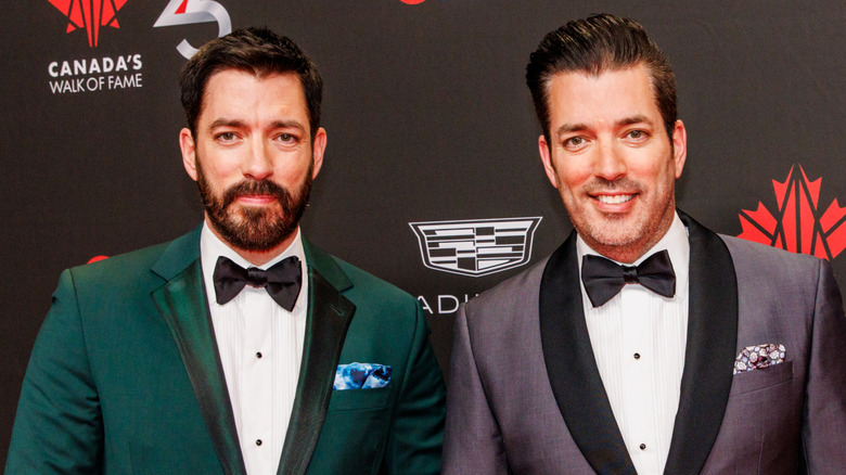The property brothers smiling at a carpet event