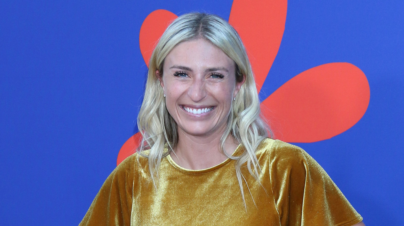 HGTV's Jasmine Roth Says This Faux Flower Is Perfect For Easy