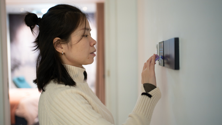 setting a room thermostat 