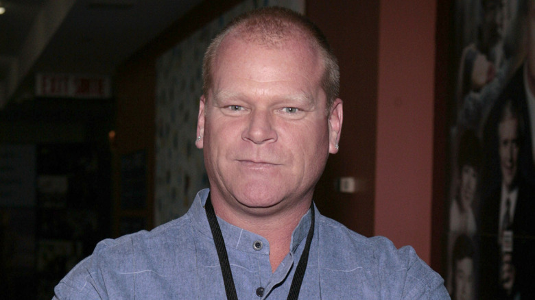 Mike Holmes posing