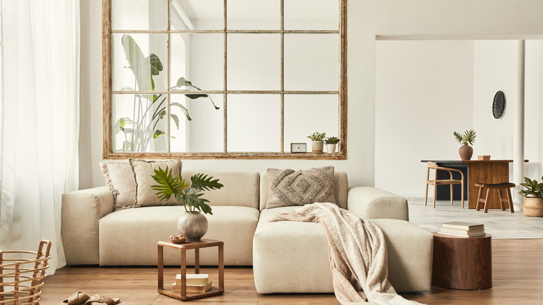 Neutrally decorated open space