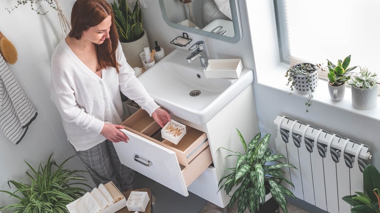 Person organizing the bathroom