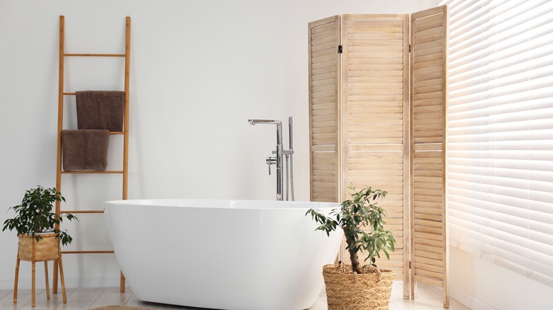 wooden folding screen in bathroom