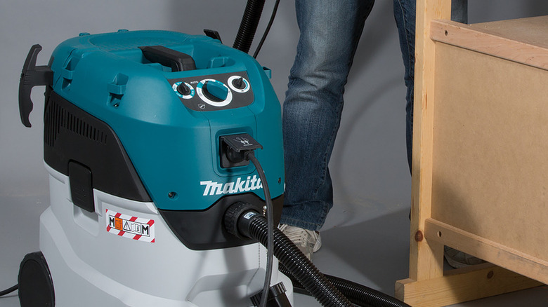 Makita's 11 Gallon Wet/Dry HEPA Filter Dust Extractor/Vacuum