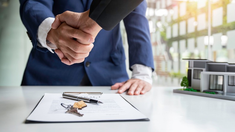 real estate agent shaking hand