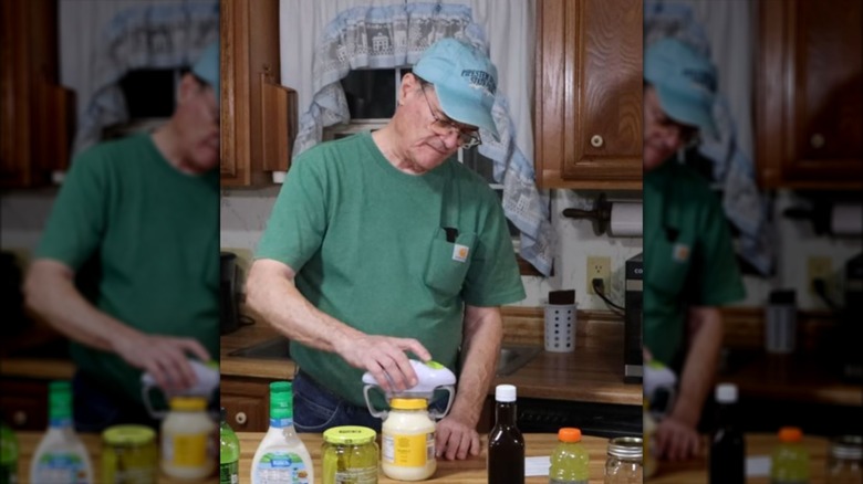 man opening jar using Robo Twist