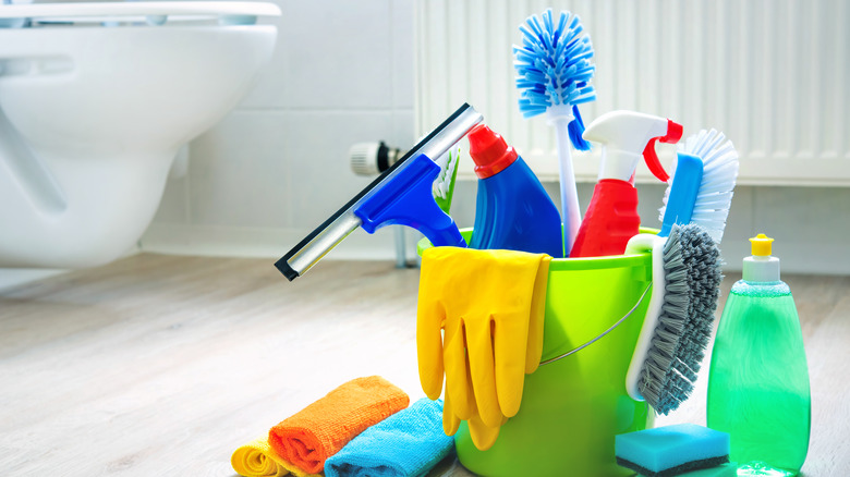 Cleaning supplies to disinfect home
