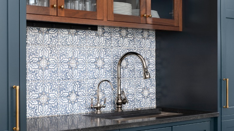 Patterned kitchen backsplash 