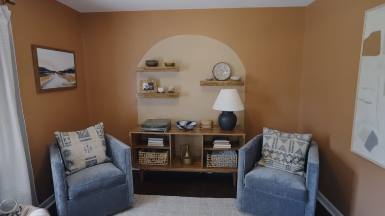 Organic modern sitting room 