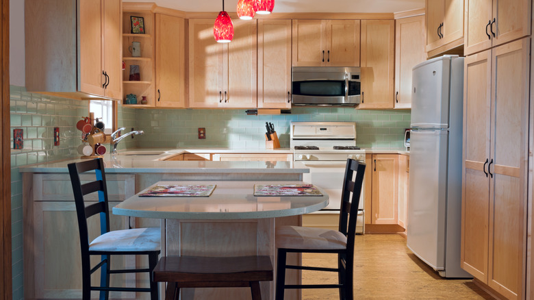 A compact kitchen with a peninsula