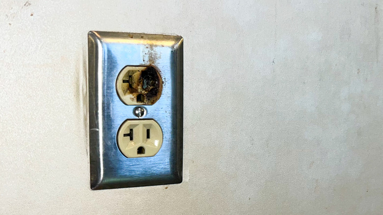 Electrical outlet with a singe mark