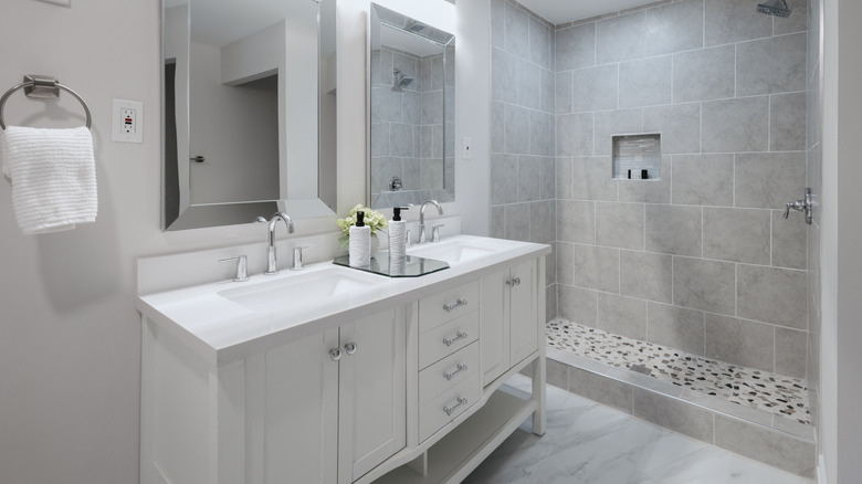 Tiled bathroom in gray and white