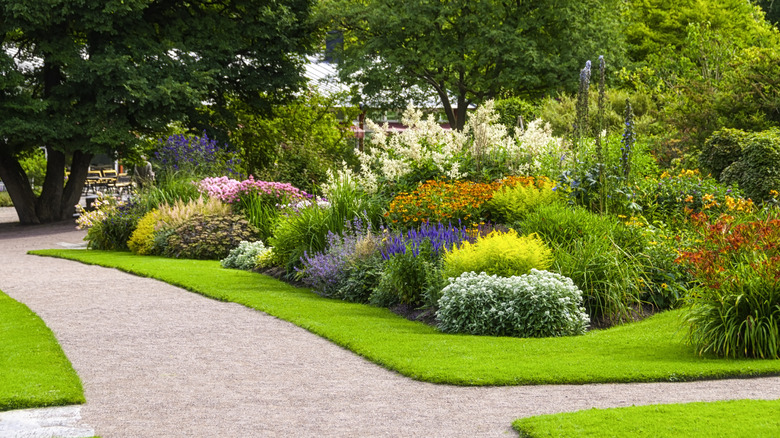 How To Make Your Mulch Look Brand New Without The Hefty Price Tag