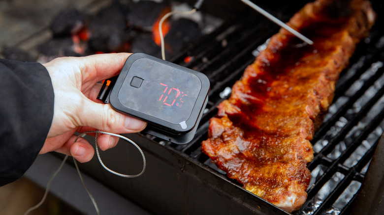 Measuring temperature with meat thermometer