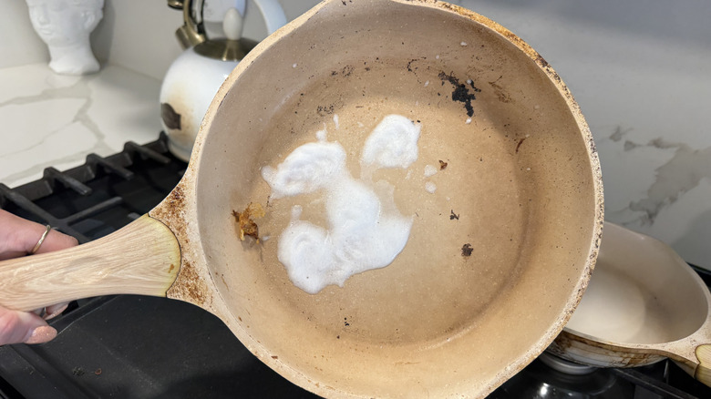Brillo spray on dirty pan
