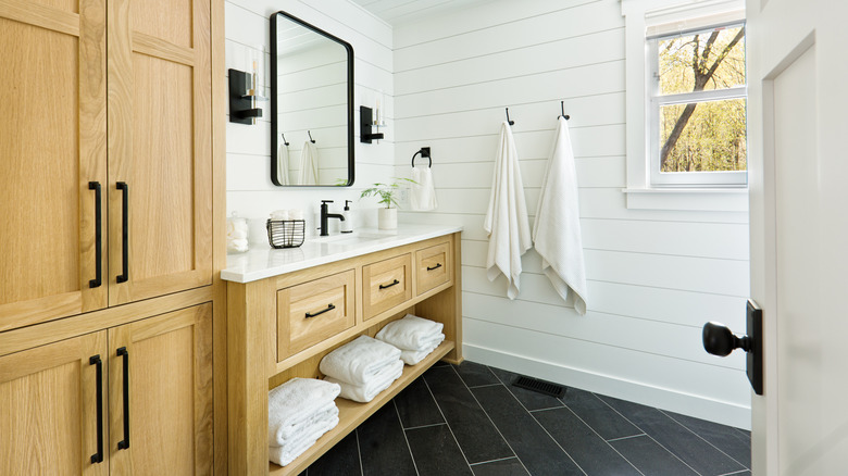 A bathroom with neatly folded towels