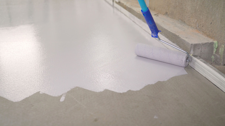 Priming the floor with primer