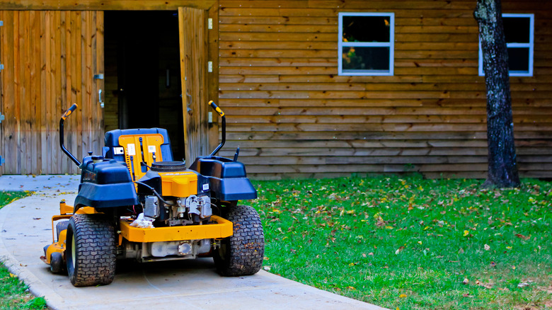 Zero turn lawn mower