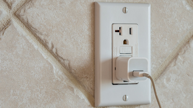 gfci outlet with charging block 
