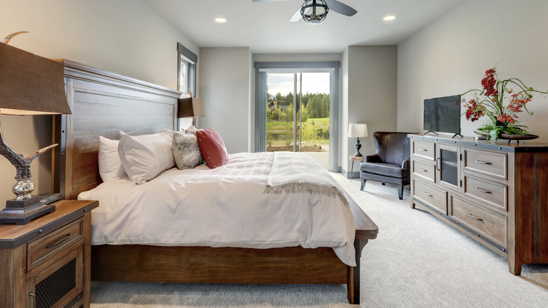 Basic bedroom