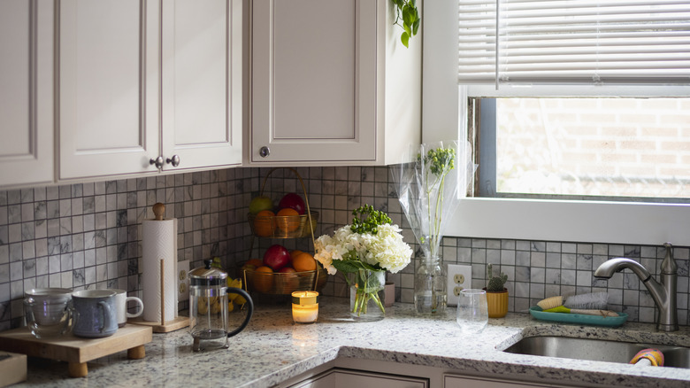 Kitchen counter corner with grey and white marble pattern backsplash