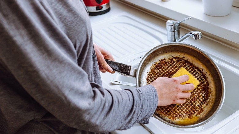 Washing pan with sponge