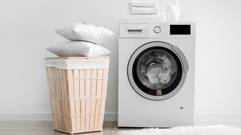 Washing machine with pillows