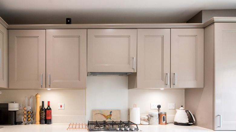 A kitchen with beige kitchen cabinets