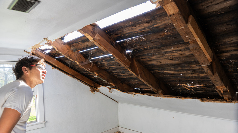 Person finds no insulation in part of vintage home.