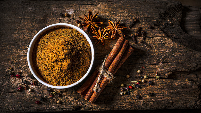 cinnamon sticks and powder