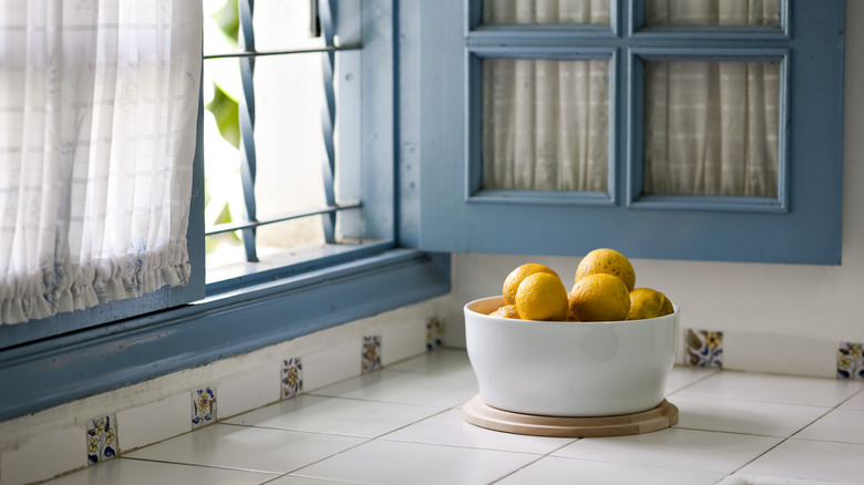 lemons in bowl