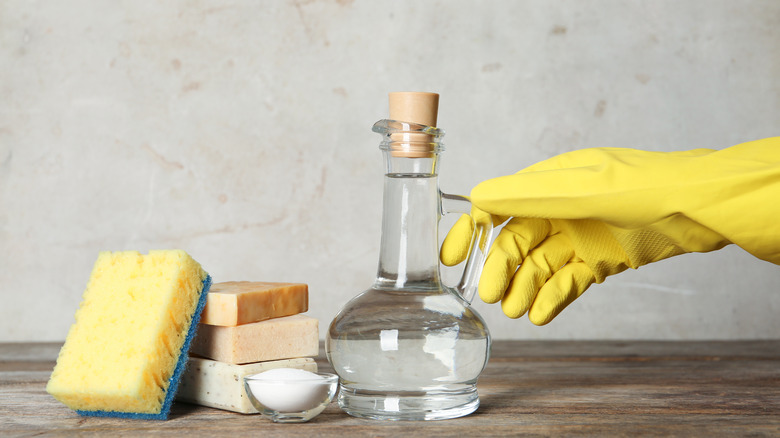https://www.housedigest.com/img/gallery/how-to-bring-your-burnt-cookware-back-to-life/vinegar-and-baking-soda-1641568126.jpg
