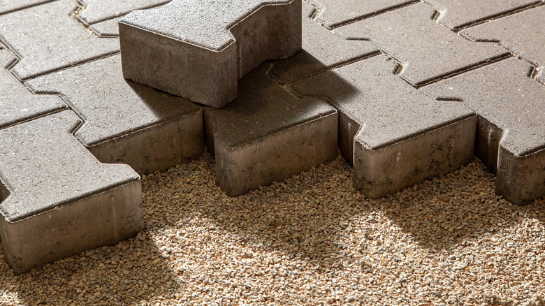 Paving stones on a high-performance bedding layer