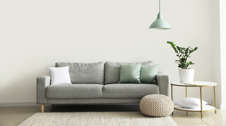 Picking the Right Throw Pillows For Your Grey Couch